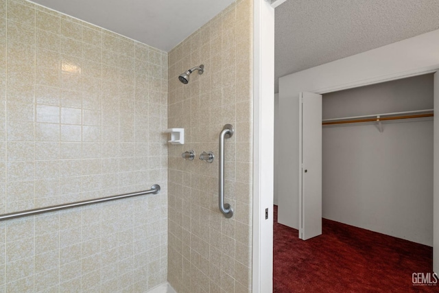 full bathroom featuring tiled shower