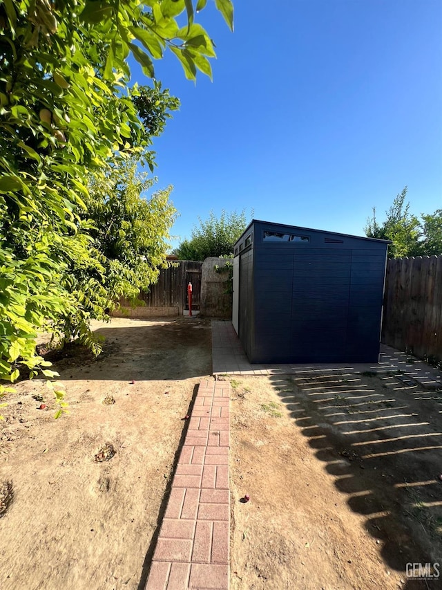 107 Coverdale Ct, Bakersfield, CA 93307 - fenced backyard with a shed