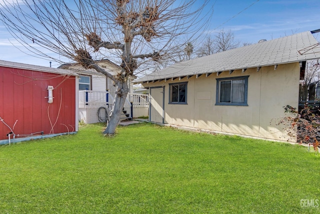 view of yard with an outbuilding