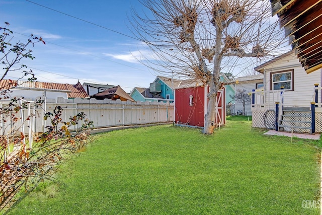 view of yard featuring a storage unit