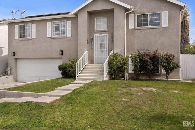 view of front of house featuring stucco siding, a front lawn, and fence