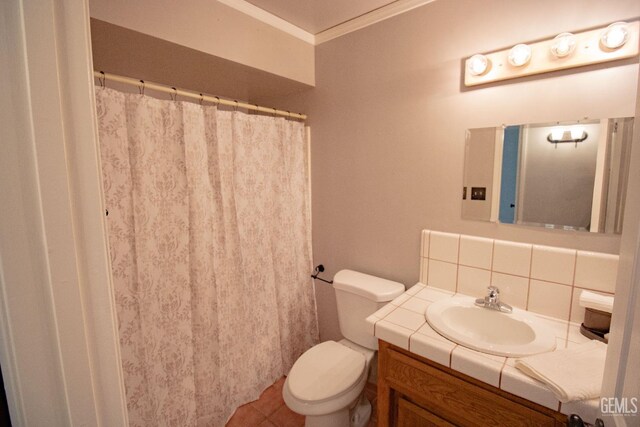 full bath featuring toilet and a shower with curtain