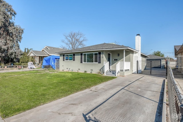 view of front of house featuring a front lawn