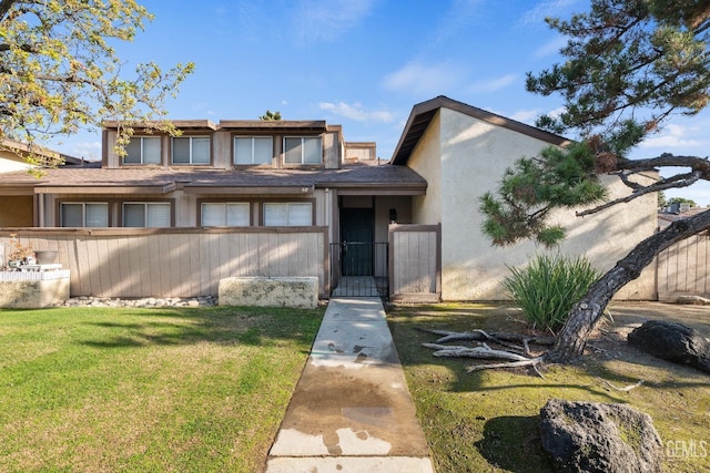 view of front of property featuring a front yard