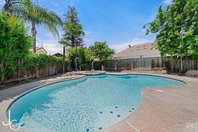 11009 Bright Water Way, Bakersfield, CA 93311 - view of swimming pool featuring a fenced backyard and a pool with connected hot tub
