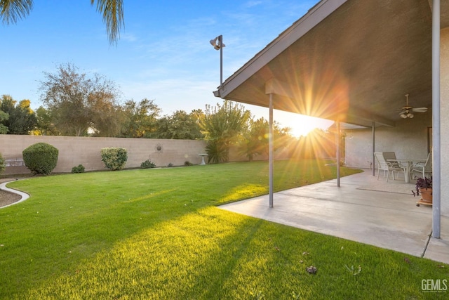 view of yard featuring a patio, a fenced backyard, and a ceiling fan