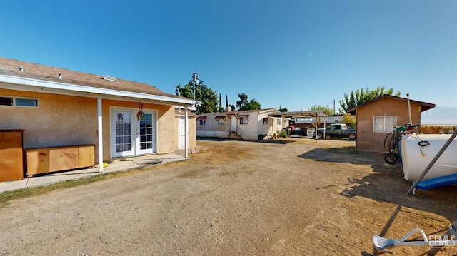 view of yard featuring a shed