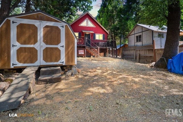 view of yard with a shed