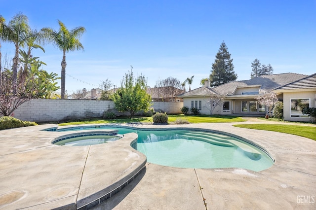 view of swimming pool featuring a fenced backyard, a pool with connected hot tub, and a yard