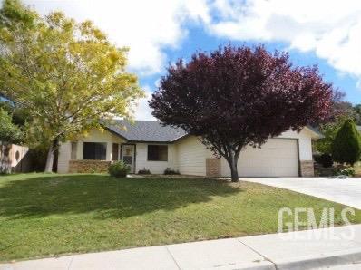 view of front of property featuring a front yard, an attached garage, and driveway