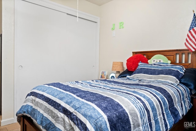 bedroom with a textured ceiling and a closet