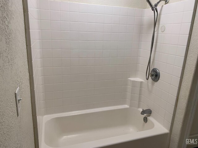 bathroom featuring tiled shower / bath combo