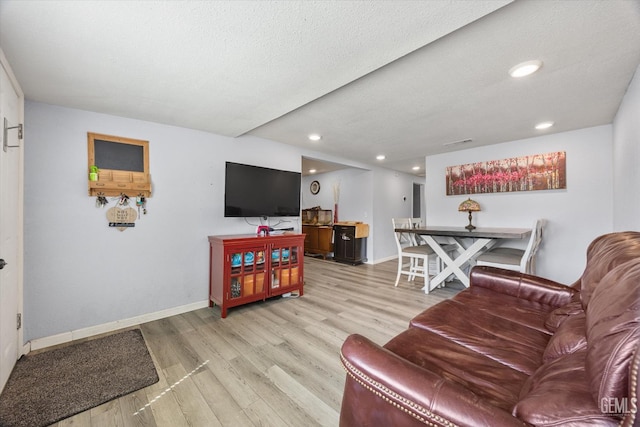 404 Colusa Ave, Chowchilla, CA 93610 - living area featuring baseboards, light wood-style floors, and recessed lighting