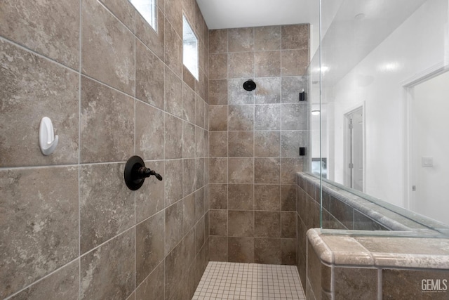 full bathroom featuring a tile shower