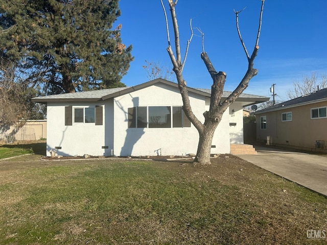 view of front of home featuring a front yard