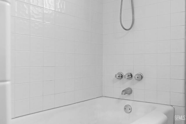2613 Spruce St, Bakersfield, CA 93301 - view of full bath