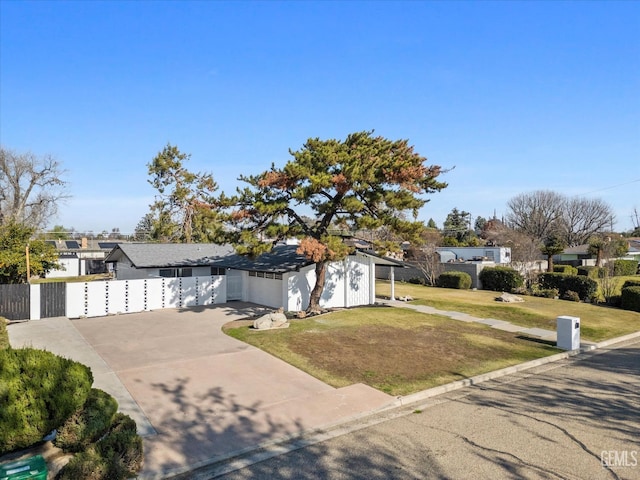 single story home featuring a front lawn