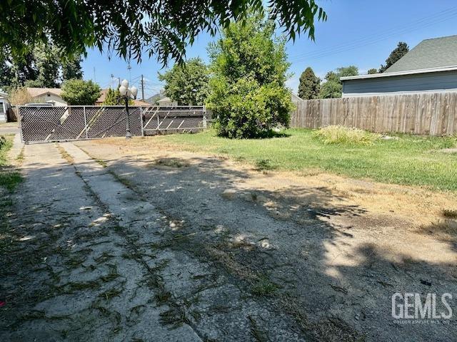 813 E Inyo Ave, Tulare, CA 93274 - view of yard featuring fence
