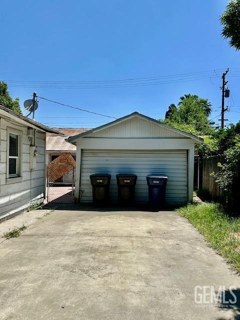 813 E Inyo Ave, Tulare, CA 93274 - detached garage with fence