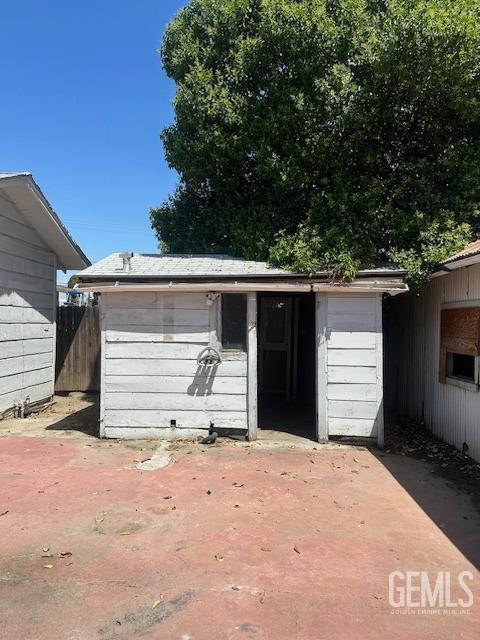 813 E Inyo Ave, Tulare, CA 93274 - exterior space with fence