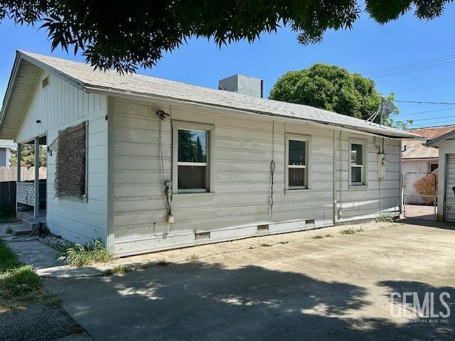 813 E Inyo Ave, Tulare, CA 93274 - rear view of property with crawl space