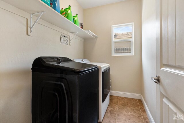 605 Cornelia St, Wasco, CA 93280 - washroom featuring separate washer and dryer and baseboards