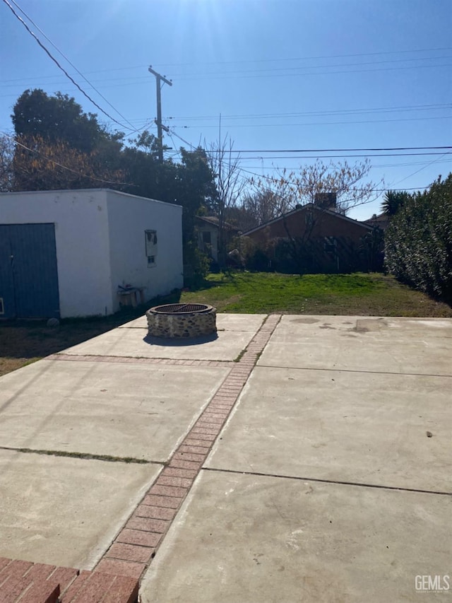 view of patio with an outdoor fire pit