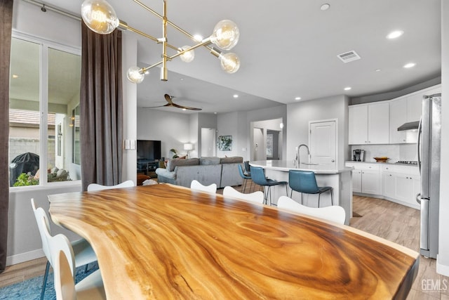 dining area featuring baseboards, visible vents, light wood-style flooring, recessed lighting, and ceiling fan