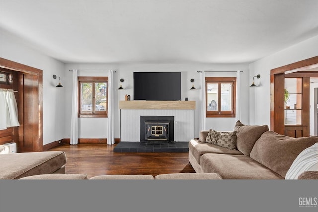 living area featuring dark wood-type flooring and baseboards