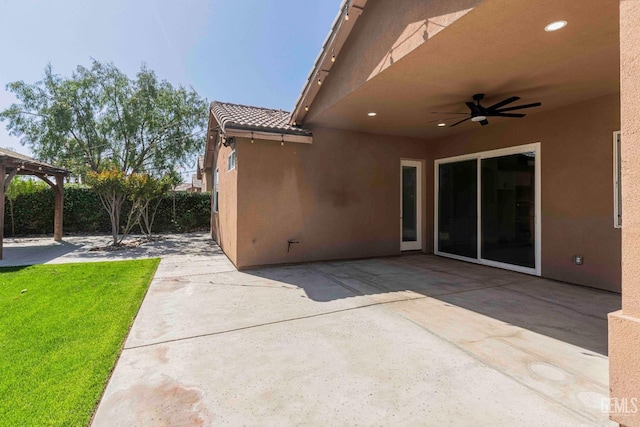 view of patio featuring a ceiling fan