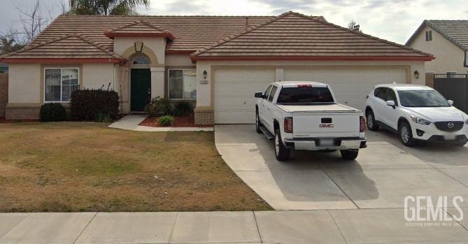 view of front of home featuring a front yard