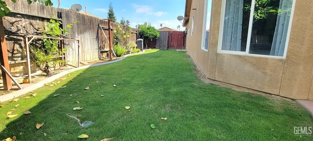 5308 Benevento Ct, Bakersfield, CA 93308 - view of yard featuring a fenced backyard