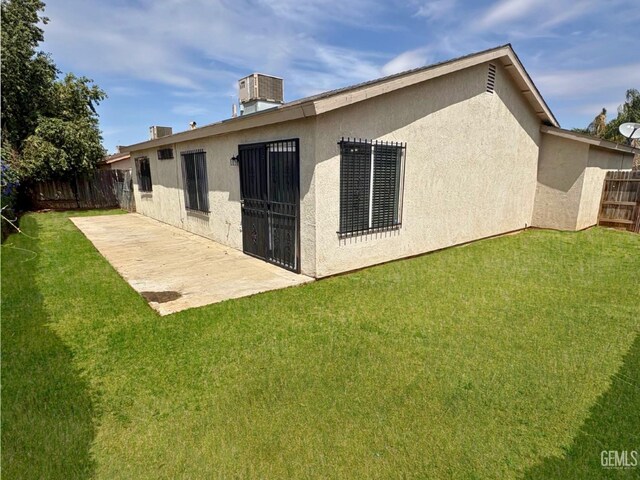 9057 Mackenzie Ct, Bakersfield, CA 93306 - back of property with stucco siding and a patio