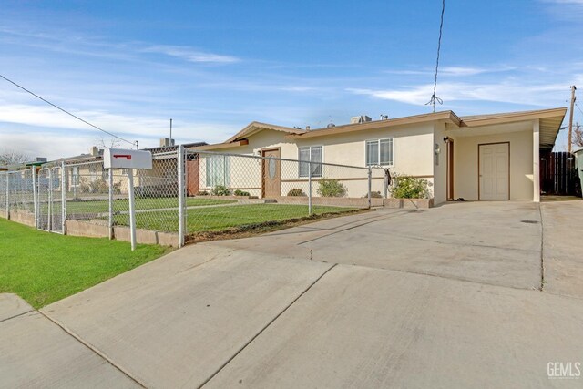 view of front of property with a front yard