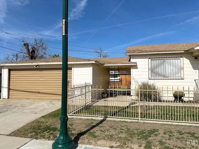 615 Cypress St, Bakersfield, CA 93304 - ranch-style house with a garage