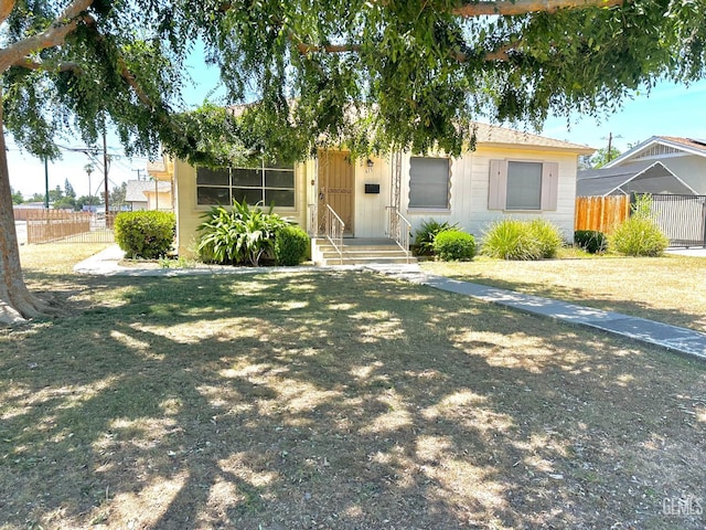 615 Cypress St, Bakersfield, CA 93304 - view of front facade with fence