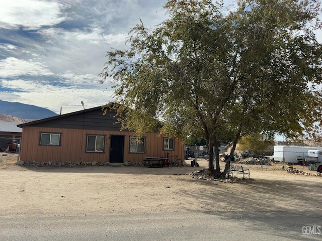 view of front facade featuring a mountain view