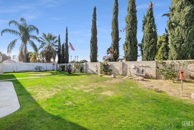 view of yard featuring a fenced backyard