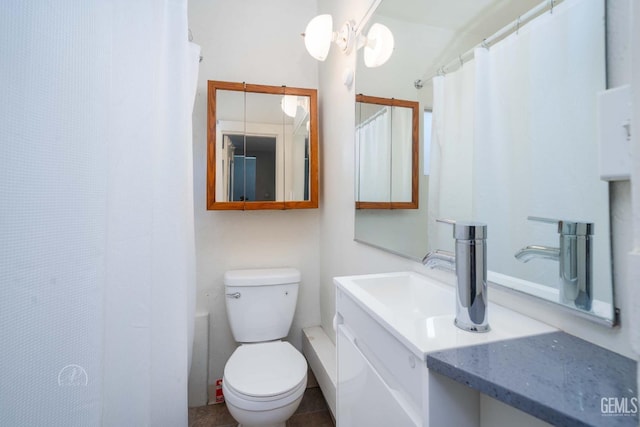 819 P St, Bakersfield, CA 93304 - full bathroom with vanity, toilet, and a shower with curtain