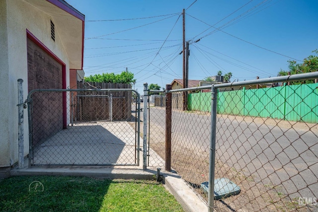 819 P St, Bakersfield, CA 93304 - view of yard with a gate and fence