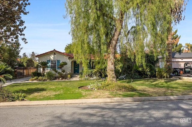 view of front of house featuring a front yard