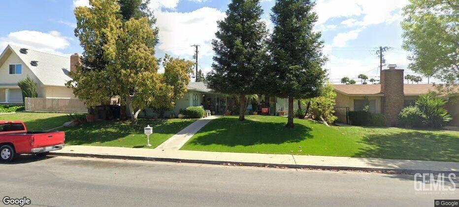 view of front facade with a front lawn