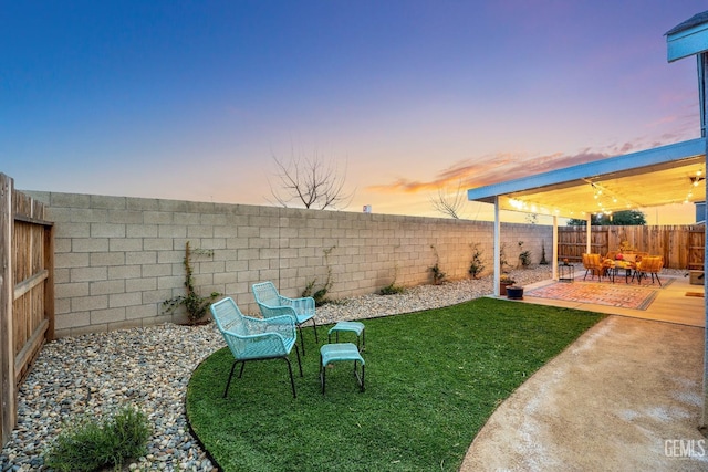 6713 Diamond Springs Dr, Bakersfield, CA 93313 - yard at dusk featuring a patio