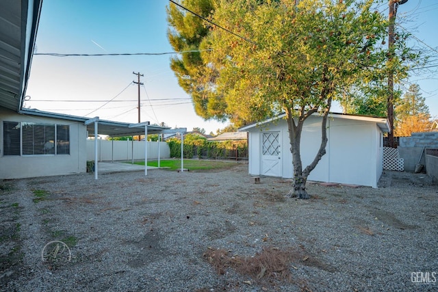 view of yard with a storage unit