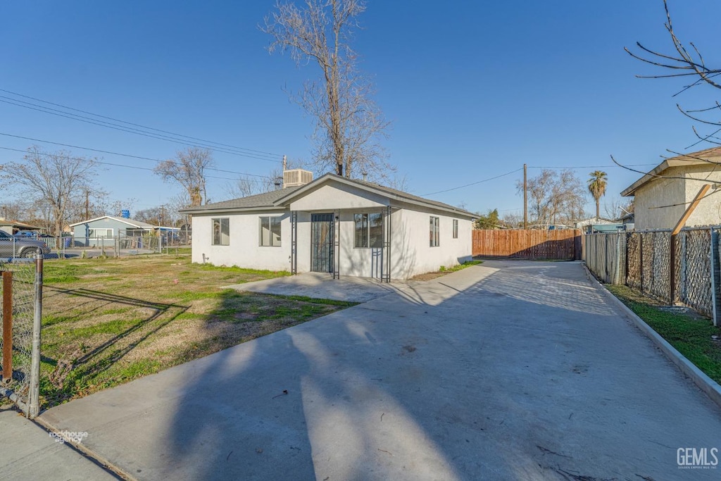 ranch-style house featuring a front lawn