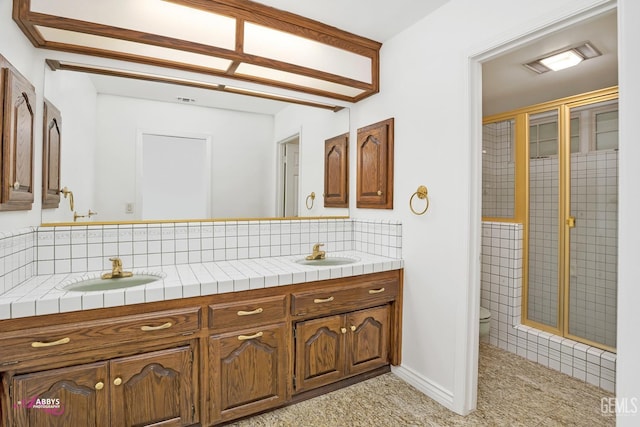 full bathroom with toilet, visible vents, tasteful backsplash, and a sink