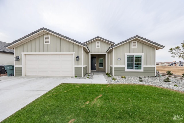 view of front facade featuring a front yard and a garage