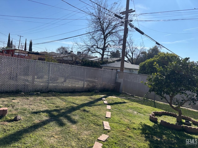 1105 Vanderbilt Dr, Bakersfield, CA 93305 - view of yard