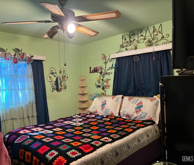 1105 Vanderbilt Dr, Bakersfield, CA 93305 - bedroom with a ceiling fan