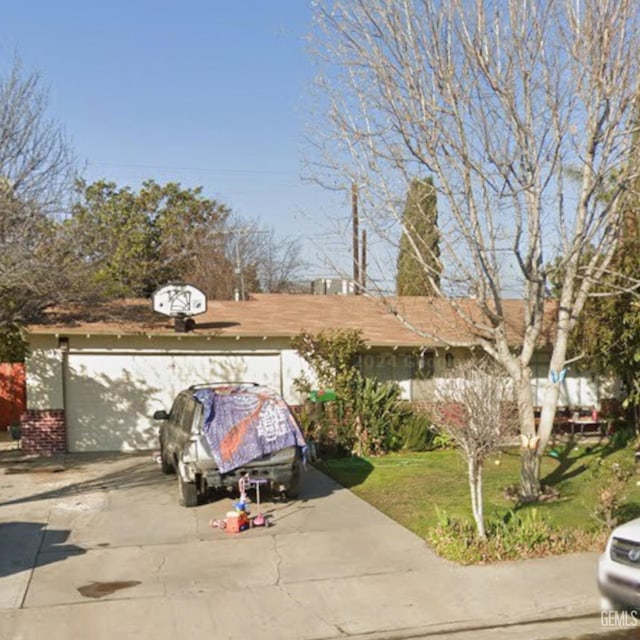 view of front of house featuring a garage and a front lawn